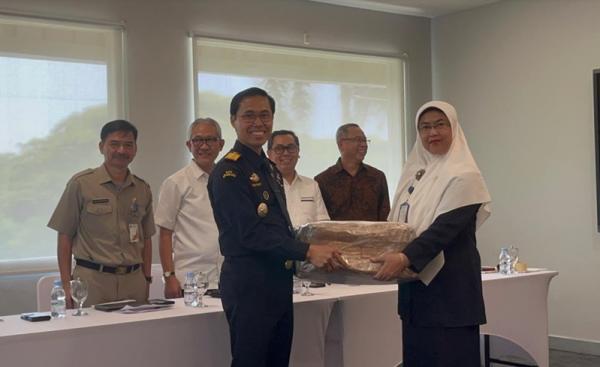 Bea Cukai Serahkan Alat Bantu Belajar SLB Direktorat Jenderal Bea dan Cukai Kemenkeu resmi menyerahkan alat bantu pembelajaran siswa tunanetra milik SLB-A Pembina Tingkat Nasional Jakarta. (Foto: Atikah Umiyani)