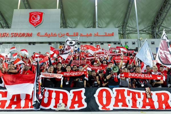 Suporter Timnas 4 Suporter timnas Indonesia memenuhi stadion Abdullah bin Khalifa. (Foto: ist)