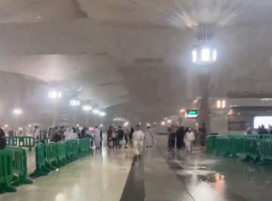 Banjir Madinah 5 X Saudigazette Hujan deras melanda Madinah, namun tak memengaruhi jemaah untuk tetap beribadah di Masjid Nabawi (Foto: X/Saudi Gazette)