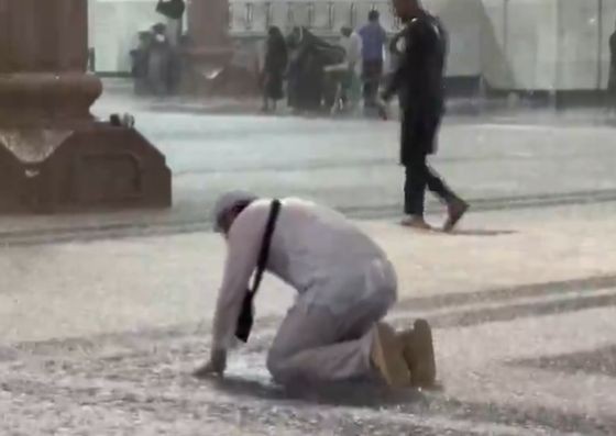 Hujan deras melanda Madinah, namun tak memengaruhi jemaah untuk tetap beribadah di Masjid Nabawi (Foto: X/Saudi Gazette)
