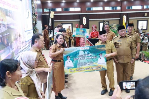 Gubernur Kalteng serahkan bantuan penguat sinyal Gubernur Kalteng menyerahkan bantuan penguat sinyal untuk 50 SMA/SMK se-Kalteng. (Foto: dok Pemprov Kalteng)
