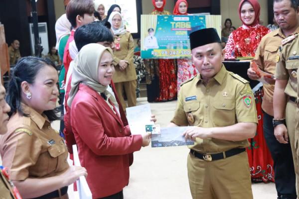 Gubernur Kalteng Sugianto Sabran Gubernur Kalteng Sugianto Sabran menyalurkan Tabungan Beasiswa Berkah (TABE). (Foto: dok Pemprov Kalteng)