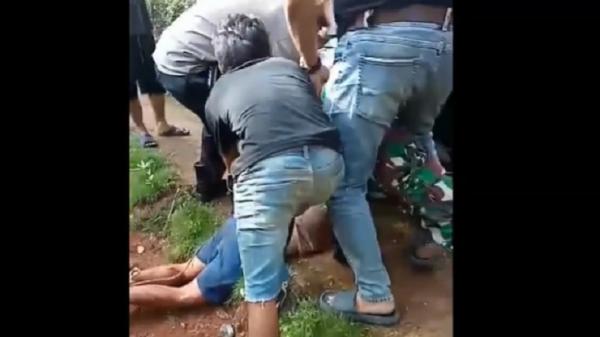 Suami mutilasi istri di Ciamis Tarsum berusia 50 tahun ditangkap oleh warga Dusun Sindangjaya, Desa Cisontrol, Kecamatan Rancah, Kabupaten Ciamis, Jawa Barat usai memutilasi istrinya, Jumat (3/5/2024). (Foto: Rekaman video warga).