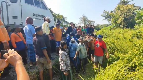 Kecelakaan kereta Pasuruan Kecelakaan di Pasuruan, Jawa Timur menyebabkan tiga orang tewas dan empat orang lainnya kritis, Selasa (7/5/2024). (Foto: Jaka Samudra).