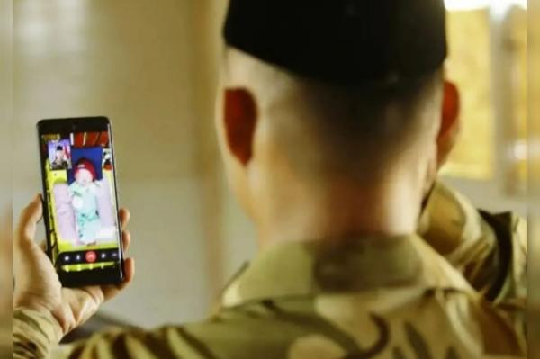 Petugas Perdamaian 2 Praka Hengki Saputra mengazankan putrinya yang baru lahir melalui video call. (Foto: Ist)