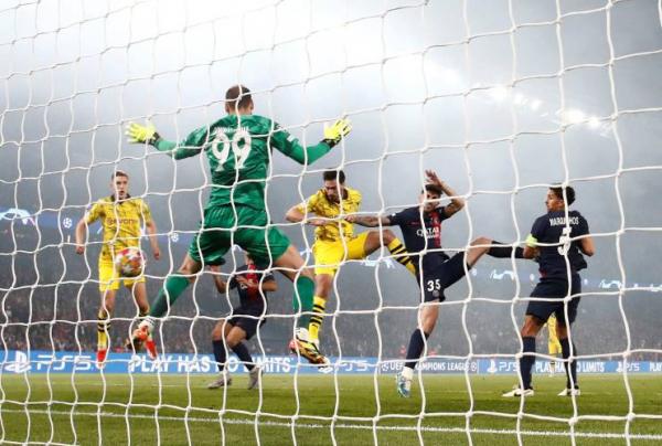 Dortmund Bek Borussia Dortmund Mats Hummels menanduk bola untuk menjebol gawang Paris Saint-Germain pada leg kedua semifinal Liga Champions 2023-2024 di Parc des Prince, Paris, Rabu (8/5/2024) dini hari WIB. (Foto: REUTERS)