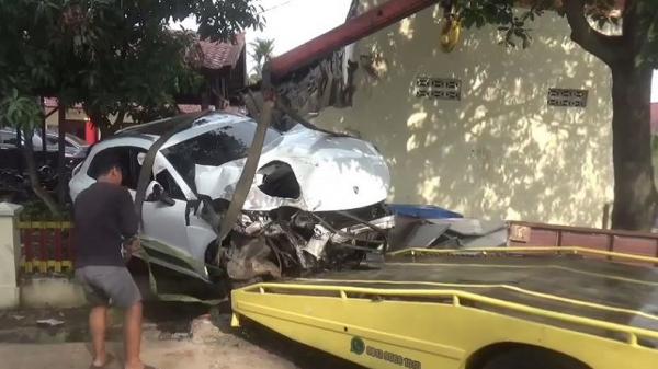 Mobil sport Porsche terbang tabrak pagar di medan Mobil sport Porsche terbang dan menabrak warung di sebelah Kantor Satuan Samapta Polrestabes Medan saat dievakuasi, (Foto: iNews/Ahmad Ridwan Nasution)