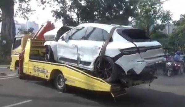 Mobil Porsche dievakuasi dengan mobil derek usai kecelakaan di depan Kantor Sat Samapta Polrestabes Medan. (Foto: iNews)