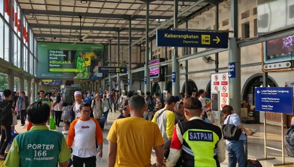 Stasiun Pasar Senen Dipadati Penumpang 2 Suasana Stasiun Pasar Senen dipadati penumpang KA Jarak Jauh pada hari pertama long weekend atau libur panjang Kenaikan Yesus Kristus, Kamis (9/5/2024). (Foto: Suparjo Ramalan)