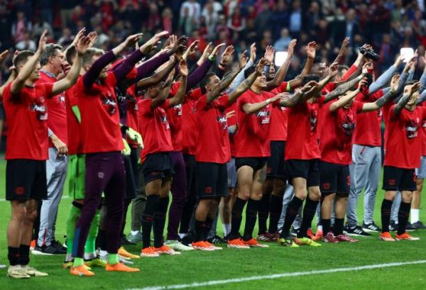 Para pemain Bayer Leverkusen Para pemain Bayer Leverkusen merayakan sukses mereka ke final Liga Europa 2023-2024 usai menang agregat 4-2 kontra AS Roma di BayArena, Jumat (10/5/2024) dini hari WIB. (Foto: Reuters)
