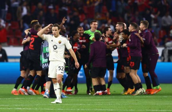 Para pemain Bayer Leverkusen merayakan gol mereka Para pemain Bayer Leverkusen merayakan gol mereka ke gawang AS Roma pada leg kedua semifinal Liga Europa 2023-2024 di BayArena, Leverkusen, Jumat (10/5/2024) dini hari WIB. (Foto: Reuters)