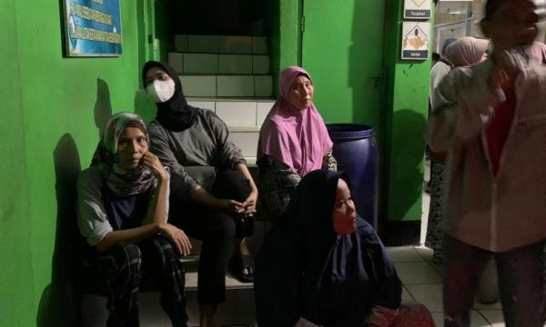 Orang Tua Korban Depok Bus Putra Fajar membawa rombongan SMK asal Depok yang kecelakaan di turunan Ciater, Jalan Raya Subang, Jawa Barat diduga akibat rem blong, Sabtu (11/5/2024). (Foto: Yudy Heryawan Juanda).