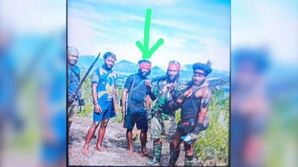 pembunuh Danramil Aradide Salah satu pembunuh Danramil 1703-4 Aradide Lettu (alm) Oktovianus Sogalrey yang ditangkap anggota Satgas Damai Cartenz. (Foto: iNews/Fredy Nuboba)