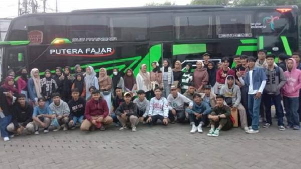 rombongan siswa smk asal depok kecelakaan Beredar foto yang diduga rombongan siswa SMK Lingga Kencana asal Depok sebelum mengalami kecelakaan di turunan Ciater, Subang, Jawa Barat, Sabtu (11/5/2024) malam. (Foto: Istimewa/via X)