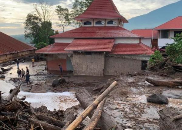 Banjir bandang agam Banjir bandang di Kabupaten Agam menewaskan 19 orang dan belsaan lainnya luka-luka, Minggu (12/6/2024). (Foto: MPI)
