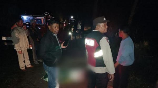 kecelakaan fortuner masuk jurang Petugas gabungan saat mengevakuasi korban kecelakaan Fortuner masuk Jurang Lajing, Dusun Jarak Ijo, Desa Ngadas, Kecamatan Poncokusumo, Kabupaten Malang. (Foto: MPI/Avirista M)