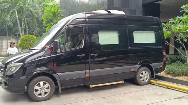 Mobil SYL KPK menyita mobil Mercedes-Benz milik eks Mentan SYL. Begini penampakannya. (Foto: Raka Dwi Novianto)