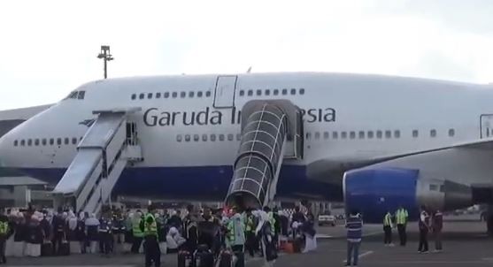 Ratusan Calhaj Embarkasi Makassar harus kembali ke asrama haji setelah pesawat yang ditumpangi mengalami gangguan mesin, Rabu (15/5/2024). (Foto: iNews)