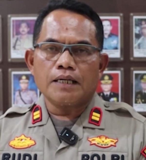 Iptu Rudiana, ayah almarhum Muhammad Rizky Rudiana alias Eki pacar dari Vina. Iptu Rudiana, ayah almarhum Muhammad Rizky Rudiana alias Eki pacar dari Vina.