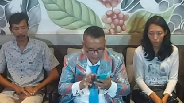 Hotman Paris bersama kakak kandung dan ayah dari Vina korban pembunuhan di Cirebon. (Foto: Ist)