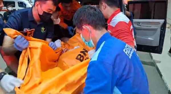 Kantong jenazah korban pesawat jatuh di BSD dibawa ke RS Polri (Foto: Danandaya)