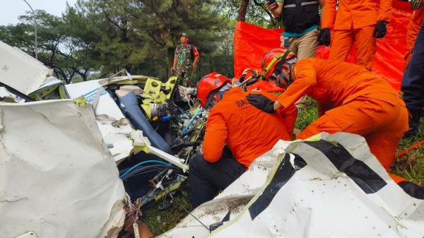 Basarnas mengevakuasi korban jatuhnya pesawat di BSD Tangsel (Foto: Ist)