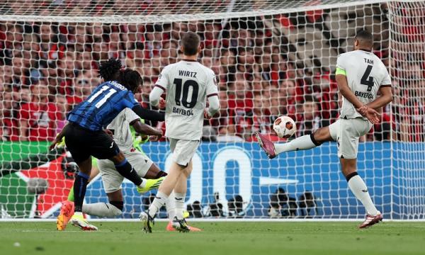 Striker Atalanta Ademola Lookman Striker Atalanta Ademola Lookman mencetak gol keduanya dengan tendangan melengkung ke gawang Bayer Leverkusen pada final Liga Europa 2023-2024 di Aviva Stadium, Dublin, Kamis (23/5/2024) dini hari WIB. (Foto: REUTERS)