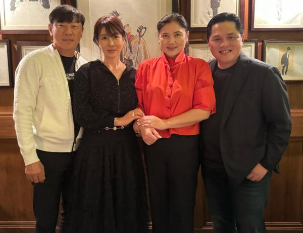 erick Thohir dan STY Ketua Umum PSSI Erick Thohir mengajak keluarga pelatih Timnas Indonesia Shin Tae-yong makan malam. (foto: Instagram/Erickthohir)