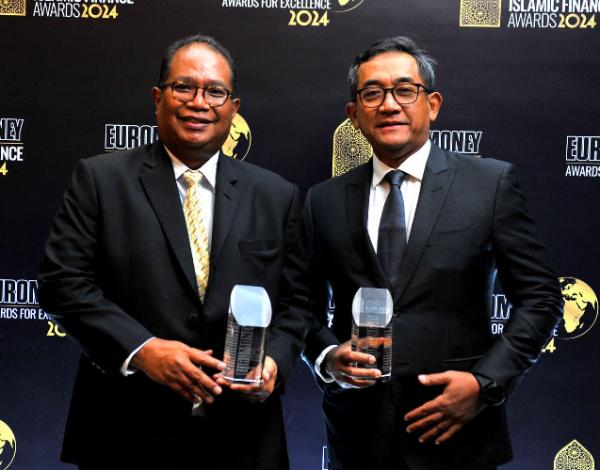 PNM raih penghargaan internasional Direktur Operasional, Digital dan Teknologi Informasi PNM Sunar Basuki menerima penghargaan kategori Best Islamic Currency Deal – Indonesia. (Foto: dok PNM)
