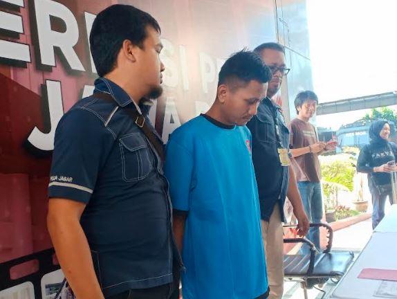 Pegi alias perong Tersangka pembunuhan Vina Cirebon, Pegi alias Perong membantah melakukan pembunuhan dalam ekspose di Mapolda Jabar, Minggu (26/5/2024). (Foto: MPI)
