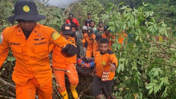Petugas mengevakuasi korban tanah longsor di Kabupaten Pegunungan Arfak, Papua Barat. (Foto: Dok. BNPB).