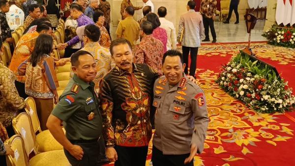 Panglima TNI, Jaksa Agung dan Kapolri Panglima TNI Jenderal Agus Subiyanto, Jaksa Agung ST Burhanuddin dan Kapolri Jenderal Listyo Sigit Prabowo berfoto bersama di Istana Negara, Jakarta, Senin (27/5/2024). (Foto: Raka Dwi Novianto)