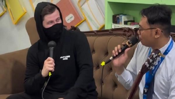 Alan Walker 2 Guru musik SMA Al Azhar Medan Tri Adinata bertemu penyanyi Alan Walker. 9Foto IG Tri Adinata).