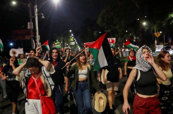 Massa pendukung Palestina yang terdiri dari sebagian besar perempuan, berunjuk rasa di luar Kedutaan Besar Israel di ibu kota Meksiko, Mexico City, Selasa (28/5/2024) malam. (Foto: Reuters)