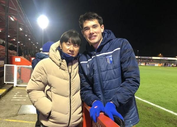 Pelatih Timnas Indonesia Shin Tae-yong (kiri) saat masih akrab dengan Elkan Baggott. (Foto: Instagram @shintaeyong7777)