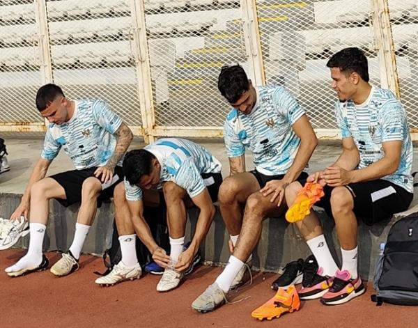 Calvin Verdonk (kiri) sudah berlatih dengan Timnas Calvin Verdonk (kiri) sudah berlatih dengan Timnas Indonesia di Stadion Madya Gelora Bung Karno, Jakarta, Jumat (31/5/2024) pagi. (Foto: MPI/Cikal Bintang)