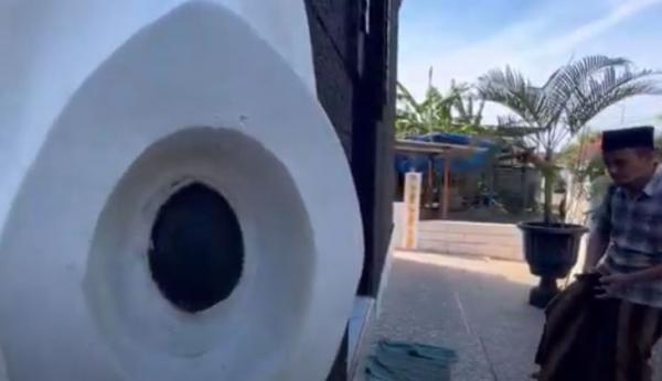 Salah satu sudut Musala Nur Ihsan di Trangkil, Pati dibangun mirip tempat hajar aswad. (Foto: iNews)