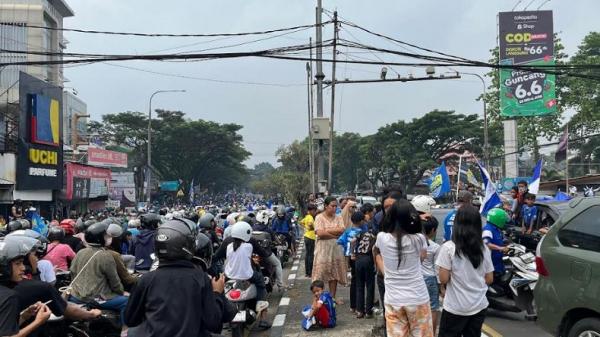 Bobotoh tumpah ruah Ribuan Bobotoh tumpah ruah di Jalan Dr Djunjunan atau Pasteur menyambut kedatangan tim Persib Bandung, Sabtu (1/6/2024) siang. (Foto: MPI/Agung Bakti Sarasa)