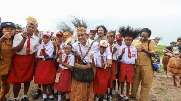 Mentan Andi Amran Sulaiman Mentan Andi Amran Sulaiman bersama warga Papua usai menjadi Inspektur Upacara Hari Lahir (Harlah) Pancasila di Kabupaten Merauke, Papua Selatan. (Foto: Ist)