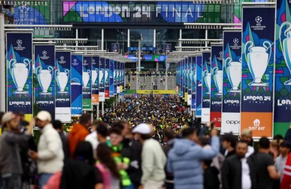 Para fans Borussia Dortmund memenuhi kawasan di lu Para fans Borussia Dortmund memenuhi kawasan di luar Wembley jelang duel tim kesayangan mereka kontra Real Madrid pada final Liga Champions 2023-2024, Minggu (2/6/2024) dini hari WIB. (Foto: REUTERS)