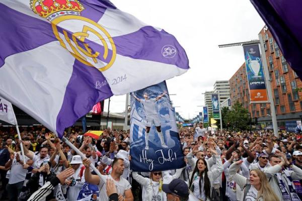 Suporter Real Madrid Para fans Real Madrid berkerumun di luar Wembley jelang final Liga Champions 2023-2024 kontra Borussia Dortmund, Minggu (2/6/2024) dini hari WIB. (Foto: REUTERS)