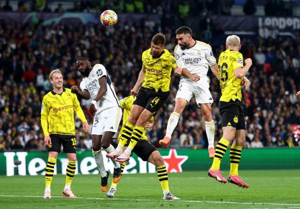 Bek Real Madrid Dani Carvajal (kedua kanan) menand Bek Real Madrid Dani Carvajal (kedua kanan) menanduk bola menjebol gawang Borussia Dortmund pada final Liga Champions 2023-2024 di Wembley, London, Minggu (2/6/2024) dini hari WIB. (Foto: REUTERS)