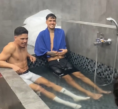 Ragnar Oratmangoen (kiri) dan Shayne Pattynama tampak menikmati berendam air es usai latihan. (Foto: Instagram @nuelmg)