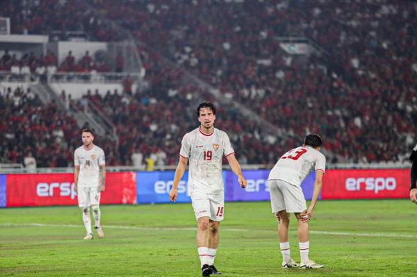 Thom Haye Selebrasi 1 Thom Haye menangis di pelukan ayah usai mencetak gol debut di Timnas Indonesia. Momen haru itu dibagikan Instagram @timnas.indonesia. (Foto: Instagram/timnas.indonesia)