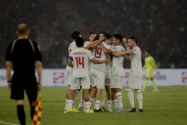 Thom Haye menangis di pelukan ayah usai mencetak gol debut di Timnas Indonesia. Momen haru itu dibagikan Instagram @timnas.indonesia. (Foto: Instagram/timnas.indonesia)