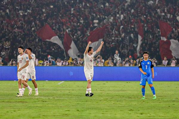 Thom Haye menangis di pelukan ayah usai mencetak gol debut di Timnas Indonesia. Momen haru itu dibagikan Instagram @timnas.indonesia. (Foto: Instagram/timnas.indonesia)