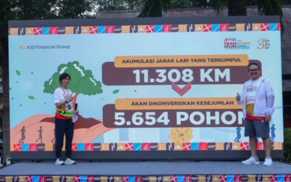 KB FMF Teamwork Run Chief of Human Resources & GA bersama Head of Compliance and Corporate Secretary KB Finansia Multi Finance resmi mencanangkan akumulasi jarak tempuh yang dicapai adalah sejauh 11.308 km. (Foto: dok KB FMF)