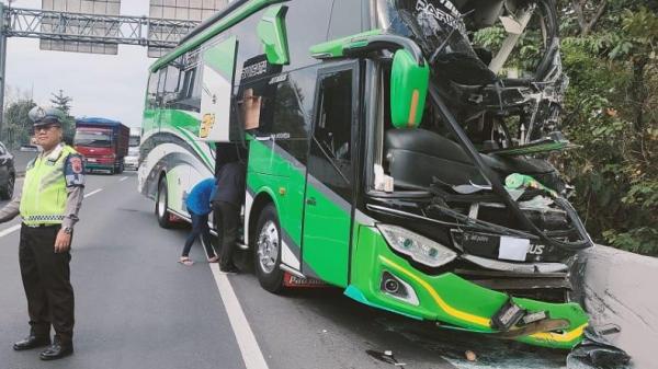 Bus rombongan SMK Bus mengangkut rombongan pelajar SMK dari Purworejo, Jateng, kecelakaan di Jalan Tol KM 430 – 400 Tembalang Kota Semarang, Kamis (13/6/2024). (Foto: Dok. Satlantas Polrestabes Semarang).