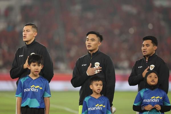 Timnas Indonesia Ernando Ari Sutaryadi, Jay Idzes Ernando Ari Sutaryadi (tengah) lega Timnas Indonesia bisa menembus putaran ketiga Piala Dunia 2026 zona Asia. (Foto: Instagram @nandoariiiss)