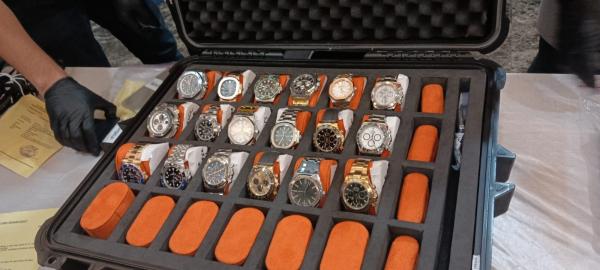 Jam Tangan Mewah ERFAN MARUF Jam tangan mewah dari toko jam di PIK (Foto: Erfan Ma'ruf)